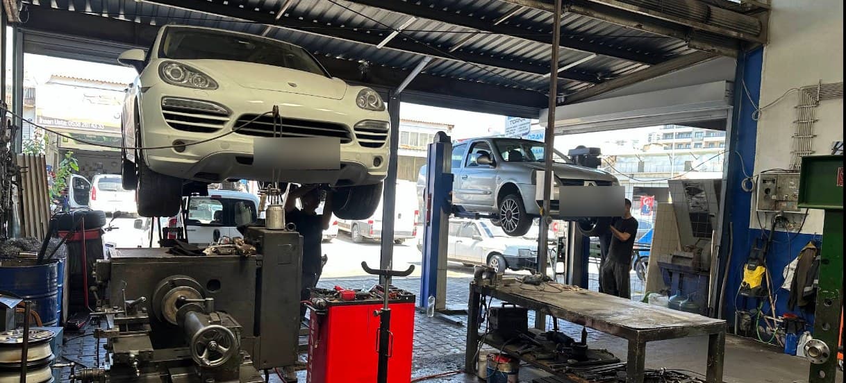 Birlik Direksiyon Sistemleri atölyesi, lift üzerindeki araçlar ve torna tezgâhı