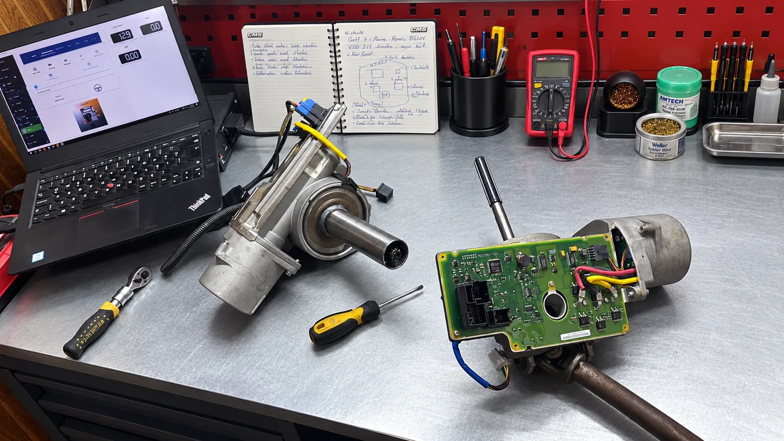 Elektrikli direksiyon kolonu ve kontrol modülü atölye tezgâhında