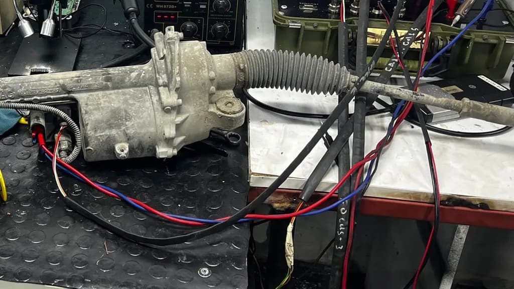 Atölye tezgâhında test kablolarına bağlı elektrikli direksiyon kutusu